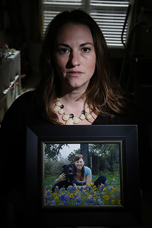 Melissa Brenkert sostiene una fotografía de su hermana. Melissa Brenkert sostiene una fotografía de su hermana.